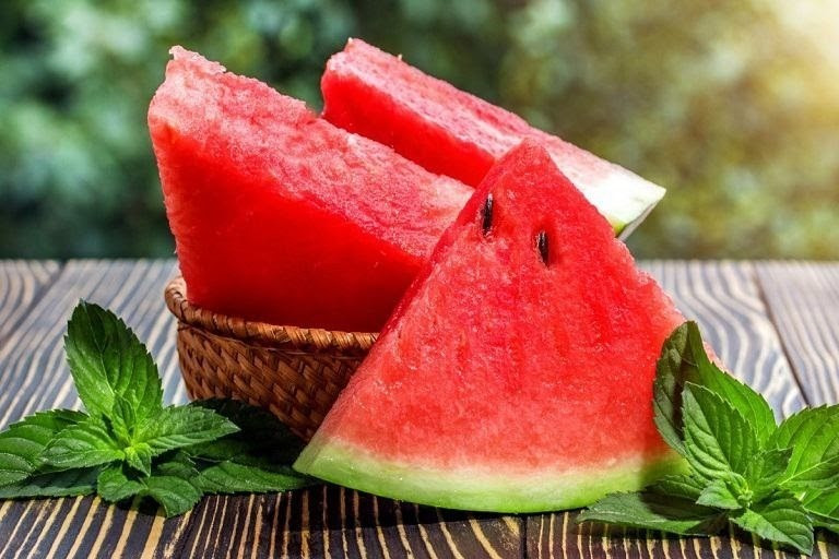 Dưa hấu là món quà ngọt mát của mùa hè, giúp giải nhiệt và bổ sung nước cho cơ thể dua-hau.jpg