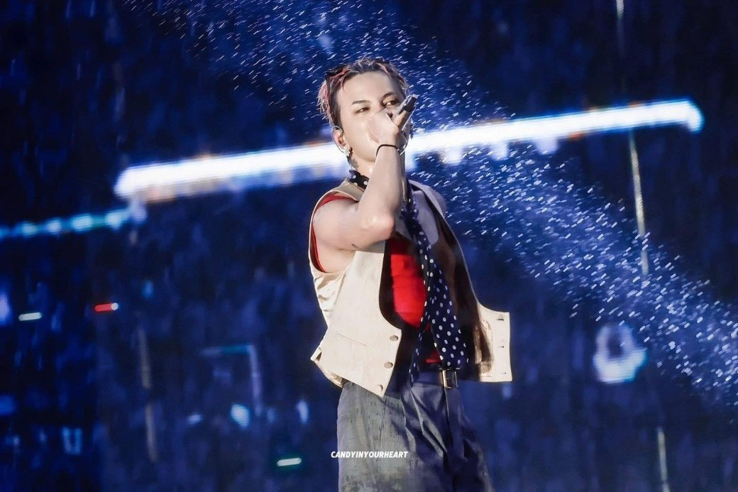 Hình ảnh của G-Dragon được ghi lại ở sự kiện dưới mưa đáng nhớ, ước tính thu hút hơn 40.000 khán giả 510394158-1161941699300161-88157-2904.jpg