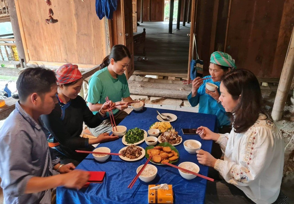 Trong hành trình du lịch thiện nguyện, du khách không chỉ góp sức giúp đỡ cộng đồng mà còn được thưởng thức bữa cơm do chính người dân chế biến Trong hành trình du lịch thiện nguyện, du khách không chỉ góp sức giúp đỡ cộng đồng mà còn được thưởng thức bữa cơm do chính người dân chế biến