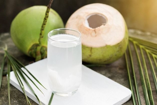 Nước dừa là thức uống tự nhiên, thơm ngon và bổ dưỡng dua.jpg