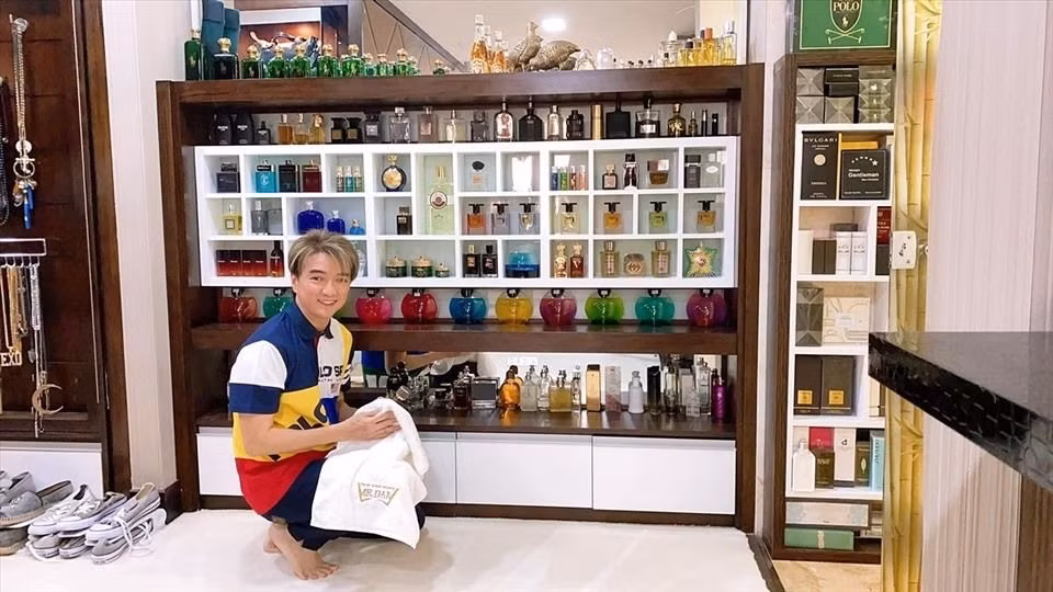 Ngoài ra, Đàm Vĩnh Hưng còn dành riêng một khu vực trong nhà để trưng bày bộ sưu tập nước hoa từ nhiều thương hiệu nổi tiếng trên thế giới. Không gian này được thiết kế như một góc thư giãn mang đậm dấu ấn cá nhân với ánh sáng ấm và kệ trưng bày sang trọng