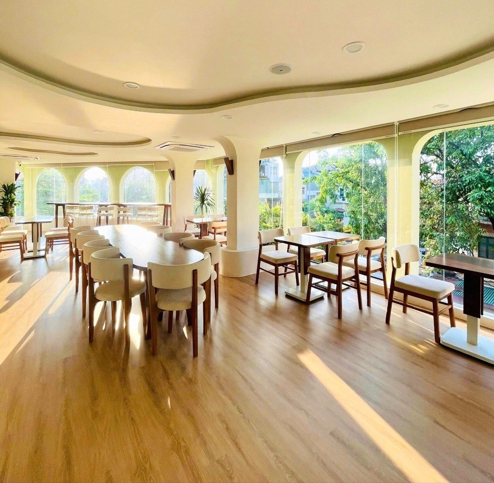 Ánh sáng tự nhiên kết hợp với màu tường sáng cùng cây xanh decor xung quanh giúp không gian Essence Café thoáng mát và dễ chịu 520376676-740177045658073-574116-9192.jpg