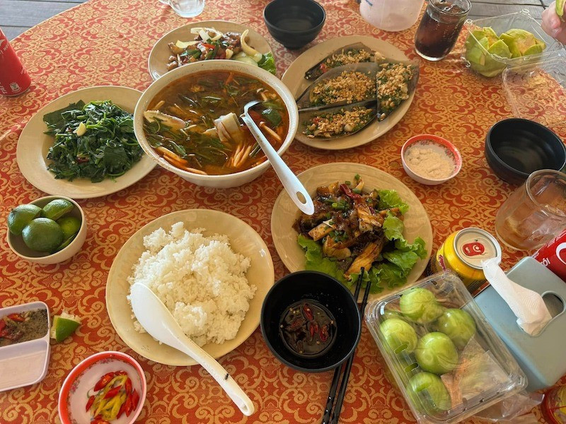 Quán cơm ở Lăng Cô, Huế được du khách đánh giá cao bởi sự hấp dẫn và nhiệt tình của chủ quán lang-co-hue.jpg