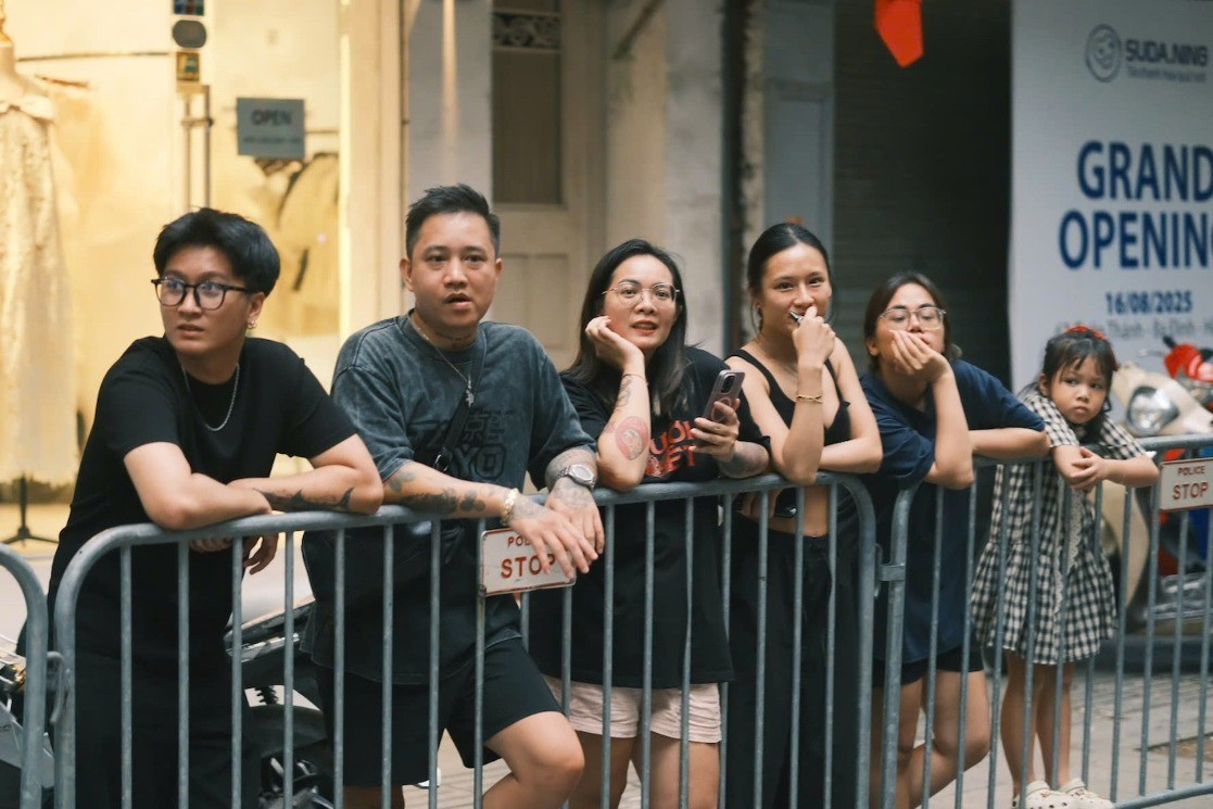 Không khí phấn khởi lan tỏa khắp nơi, mọi người đều cảm nhận được không khí tưng bừng của ngày hội non sông Không khí phấn khởi lan tỏa khắp nơi, mọi người đều cảm nhận được không khí tưng bừng của ngày hội non sông
