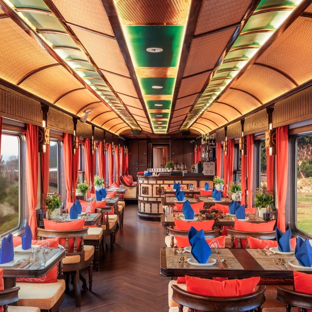 Tại khu vực nhà hàng, không gian mang đậm phong cách cổ điển, là sự hòa quyện tinh tế giữa dấu ấn lịch sử và hơi thở hiện đại. Nội thất được chế tác thủ công từ các làng nghề truyền thống như mây tre, gỗ... Mỗi chi tiết đều được xử lý tỉ mỉ, đảm bảo cả tính thẩm mỹ lẫn độ bền cao