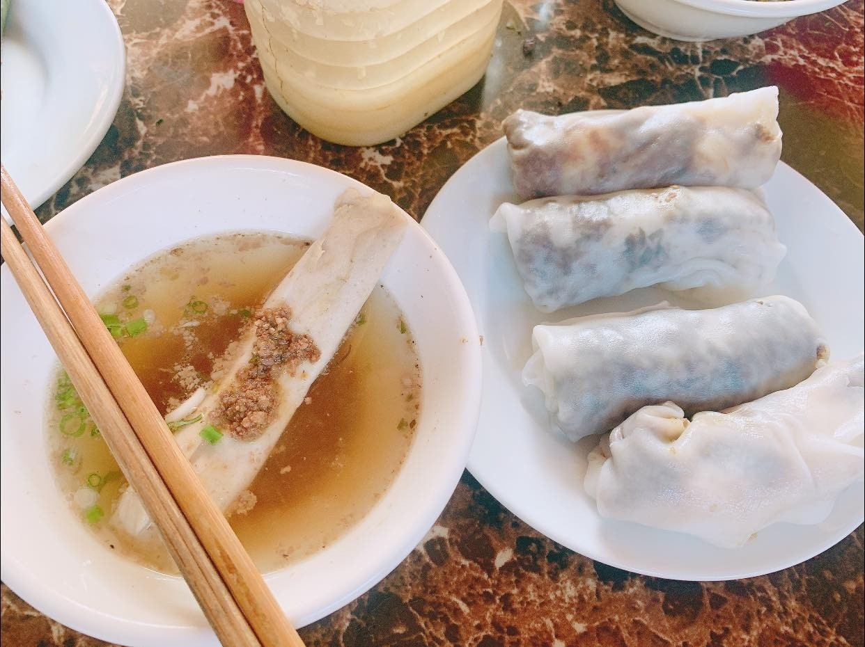 Bánh cuốn Cao Bằng là món ăn giản dị nhưng đậm đà hương vị vùng cao, nổi bật với lớp bánh mỏng mềm, nóng hổi được cuộn cùng nhân thịt thơm ngon, ăn kèm nước dùng đậm đà từ xương hầm banh-cuon.jpg