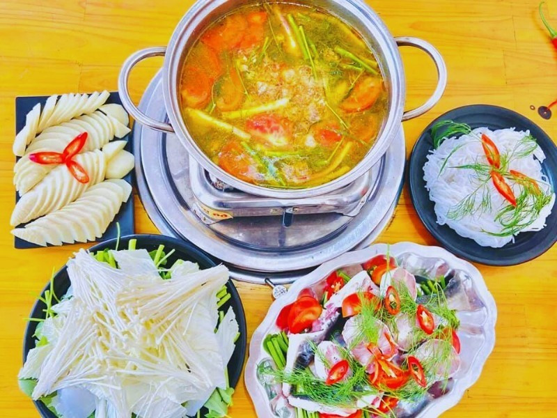 Với điều kiện thiên nhiên thuận lợi, Măng Đen đã trở thành một trong những địa phương ở Việt Nam đã nuôi trồng thành công loài cá tầm. Cá tầm nuôi ở khu vực Măng Đen cho năng suất và chất lượng thịt rất tốt. Chính vì vậy mà món lẩu cá tầm ở Măng Đen mang đến hương vị thơm ngon khiến du khách không thể nào quên khi lần đầu thưởng thức thuong-thuc-lau-ca-tam-tai-gio-m.jpg