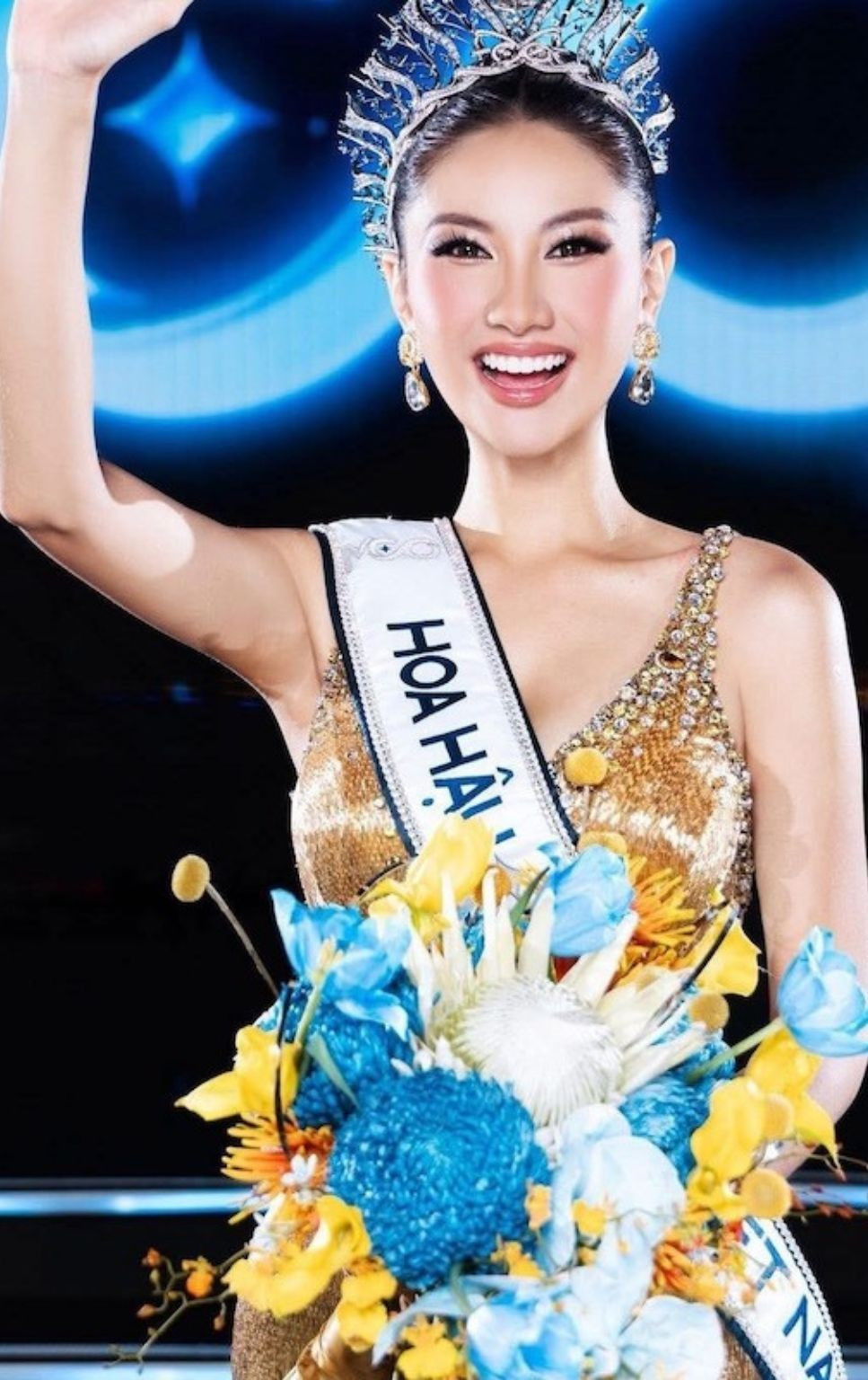 Trong đêm Chung kết, khi nhận câu hỏi ứng xử về vai trò của các cuộc thi nhan sắc trong việc quảng bá bản sắc văn hóa dân tộc, Phương Linh tự tin chia sẻ: "Người phụ nữ không chỉ đồng hành mà có thể dẫn dắt sự phát triển của đất nước. Để làm được điều đó, người phụ nữ cần phải học. Khi một người phụ nữ học thì cả thế hệ thay đổi". Dù phần trả lời này được nhận xét là an toàn, chưa thực sự đột phá, nhưng Phương Linh lại ghi điểm ở vòng phản biện top 2. Cô bày tỏ mong muốn lan tỏa dự án cộng đồng mang tên "Line2life", lấy cảm hứng từ con số 40.000 người tự tử vì trầm cảm. Người đẹp cho biết sẽ dành toàn bộ tiền thưởng nếu đăng quang để thực hiện dự án đầy tâm huyết này thiet-ke-chua-co-ten-7.jpg