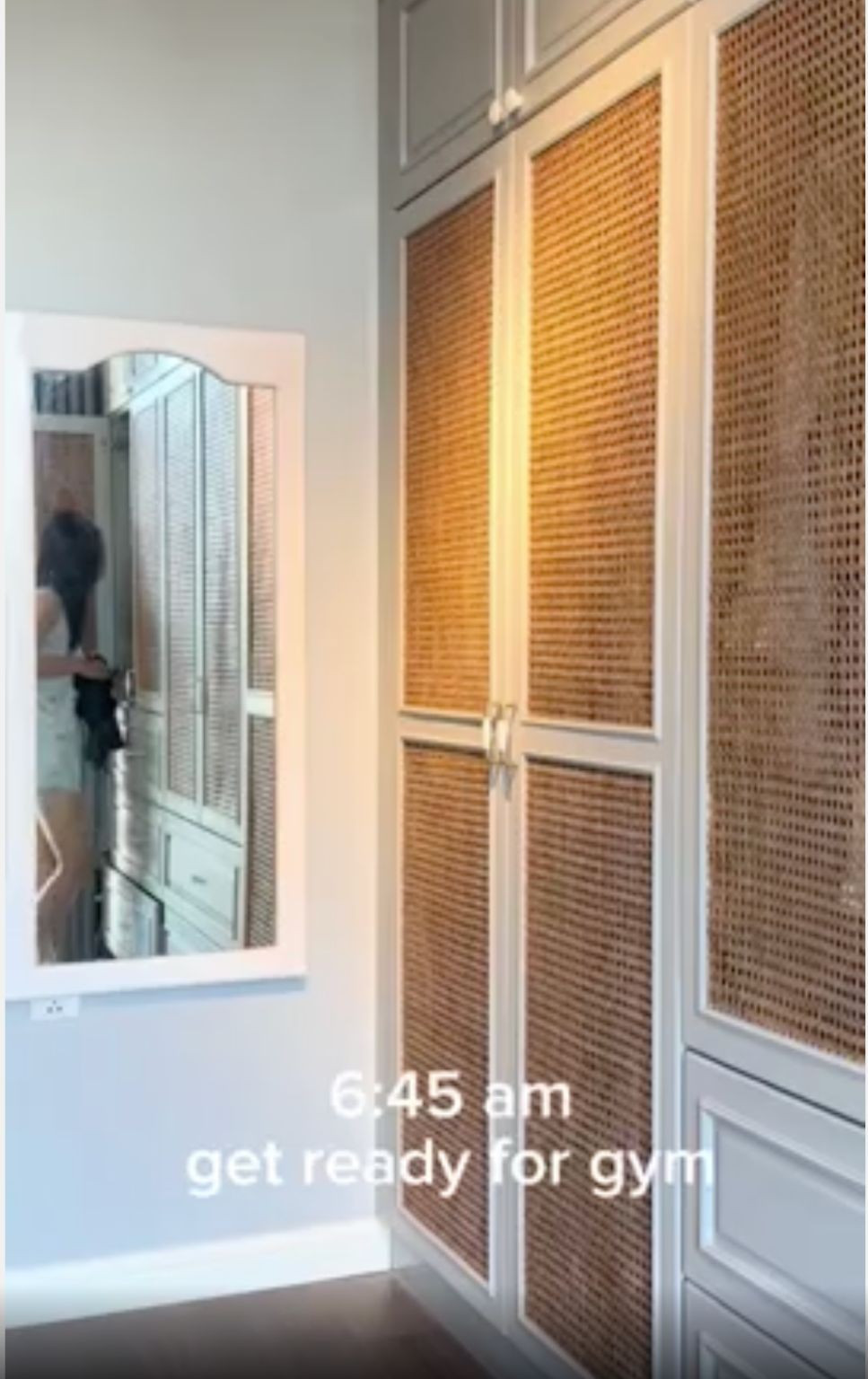 Qua từng góc quay trong clip, khán giả dễ dàng nhận ra cô là người sống có kế hoạch và kỷ luật thiet-ke-chua-co-ten-10.jpg