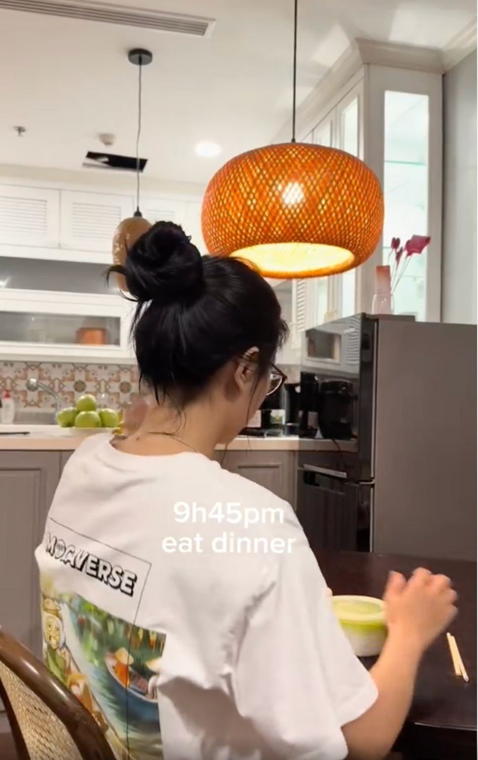 Căn hộ của Phương Linh tuy không quá xa hoa hay cầu kỳ nhưng được trang bị đầy đủ tiện nghi, đáp ứng trọn vẹn nhu cầu sinh hoạt hằng ngày thiet-ke-chua-co-ten-1.jpg