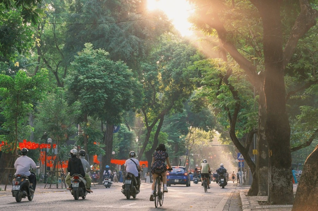 Đối với nhiều du khách, mùa thu chính là thời điểm đẹp nhất để ghé thăm Thủ đô. Không chỉ bởi tiết trời dịu mát, mà còn vì những khoảnh khắc giao mùa kỳ diệu, khi cả thành phố chuyển mình trong sắc vàng, đỏ của lá cây 550089736-1414700450010152-11611-2279.jpg