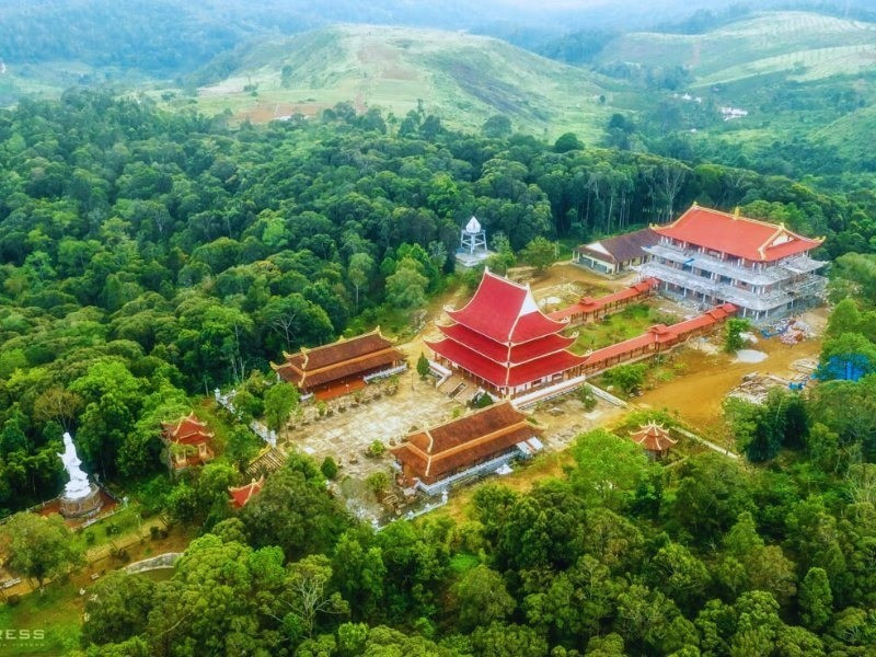 Chùa Khánh Lâm là ngôi chùa nổi tiếng tại Măng Đen, chùa tọa lạc trên đồi cao khoảng 1200m so với mực nước biển. Với vị trí địa lý đặc biệt này, chùa Khánh Lâm nằm giữa một khung cảnh thiên nhiên tuyệt đẹp, một sự kết hợp tuyệt vời giữa đồi núi, rừng xanh và thời tiết trong lành chua-khanh-lam-mang-den.jpg