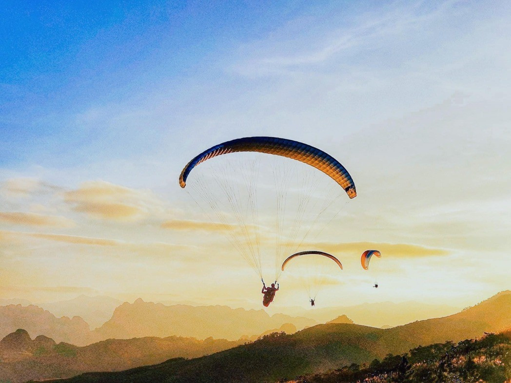 “Những ngày đầu thu, khi bầu trời trong xanh, mây trắng lững lờ trôi và không khí se mát, đó cũng là lúc lý tưởng để sải cánh giữa tầng không, thả mắt xuống thung lũng Khau Phạ vàng rực mùa lúa chín 471612130-1293305348478810-47285-7889.jpg