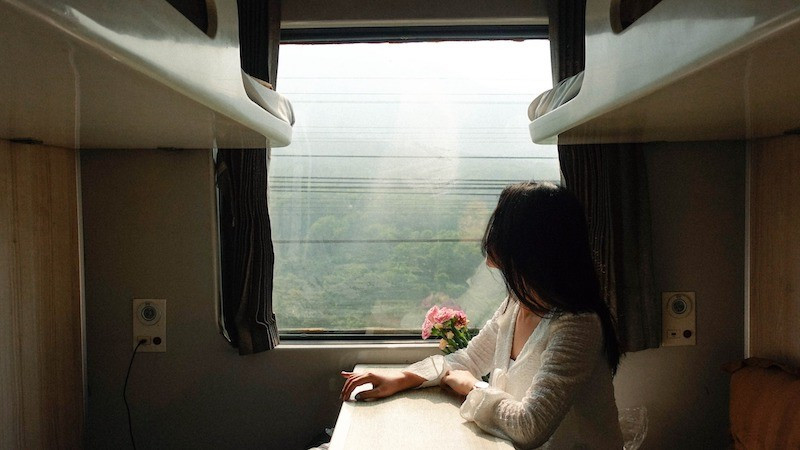 Hành khách tận hưởng khoảnh khắc yên bình, ngắm nhìn khung cảnh thiên nhiên bên ngoài Hành khách tận hưởng khoảnh khắc yên bình, ngắm nhìn khung cảnh thiên nhiên bên ngoài
