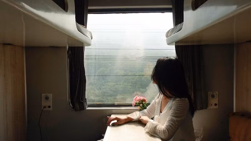 Hành khách tận hưởng khoảnh khắc yên bình, ngắm nhìn khung cảnh thiên nhiên bên ngoài