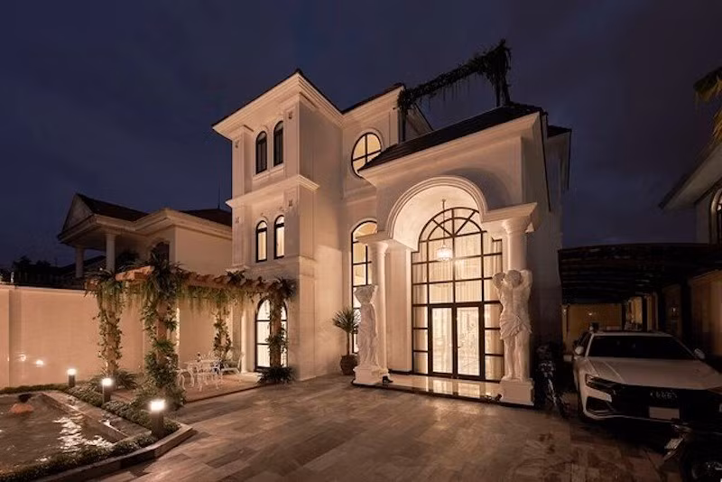 Nữ ca sĩ Lệ Quyên hiện sở hữu một ngôi nhà rộng 589 m² tọa lạc tại thành phố Thủ Đức, được hoàn thiện vào năm 2021 bởi đơn vị thiết kế và thi công Maison Décor
