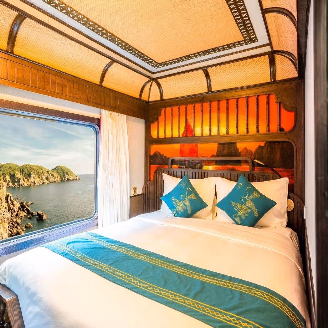 Mỗi cabin là một không gian nghỉ ngơi lý tưởng, nơi du khách có thể thư giãn trong khi chiêm ngưỡng những khung cảnh ngoạn mục dọc hành trình qua Việt Nam