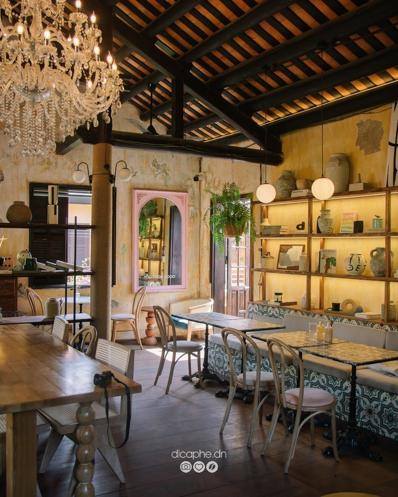 Quán cafe Moments nằm ngay giữa trung tâm phố cổ Hội An là điểm đến thu hút được du khách bởi thiết kế ấm áp và thơ mộng hoi-an-1.jpg
