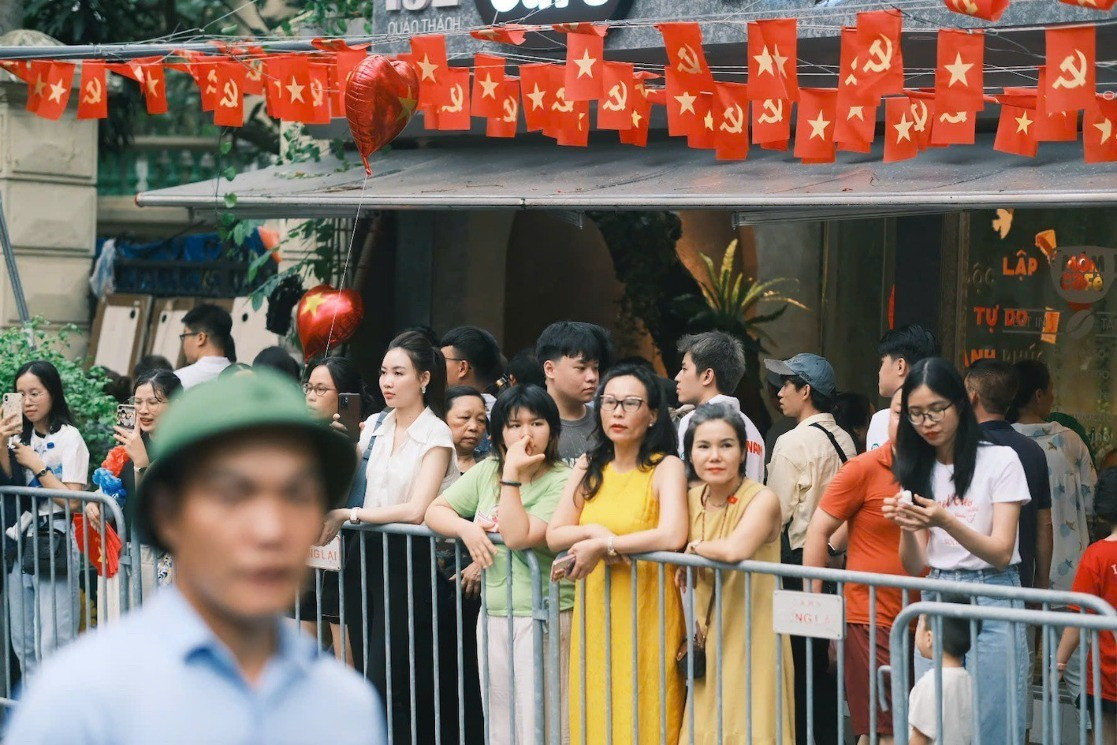 Trong không khí rộn ràng của ngày Đại lễ, người dân dâng trào niềm tự hào, lòng yêu nước khi hòa mình vào dòng người háo hức chờ đón những màn diễu binh, diễu hành trang nghiêm, hoành tráng... 2-7675.jpg