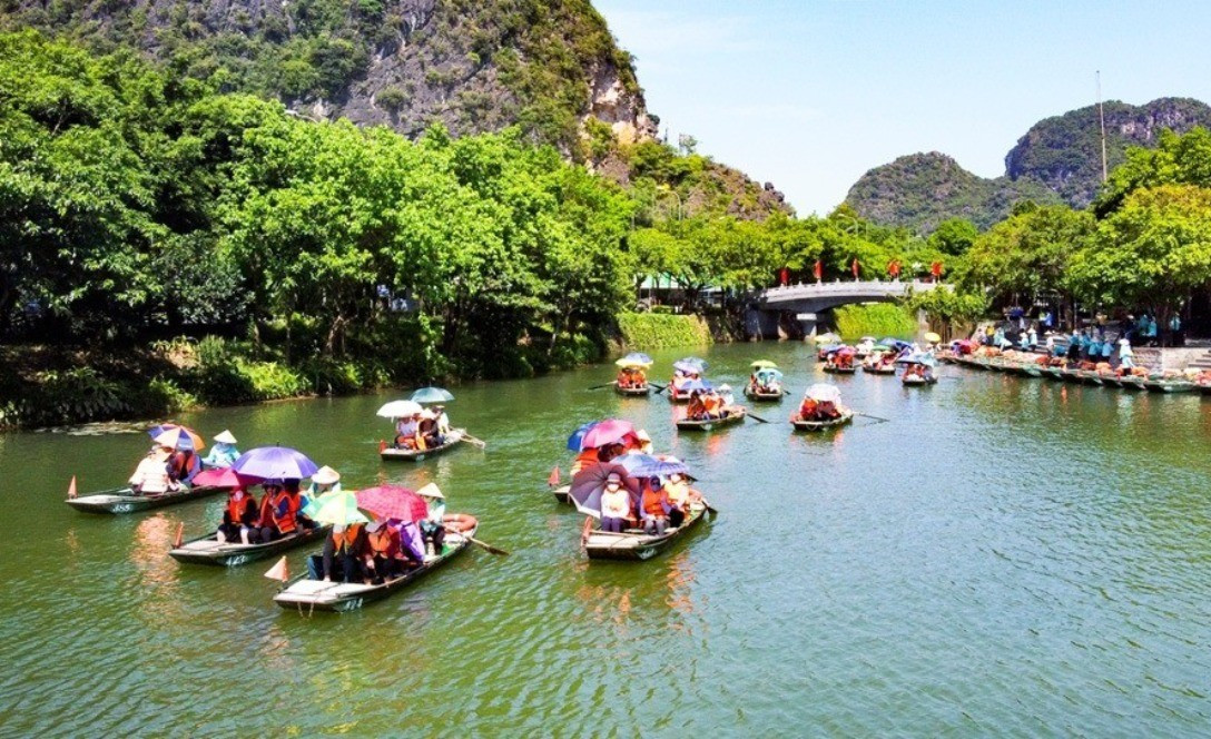 Tính mùa vụ lâu nay vẫn là thách thức trong hoạt động của du lịch Việt Nam dong-dao-du-khach-tham-quan-44.jpg