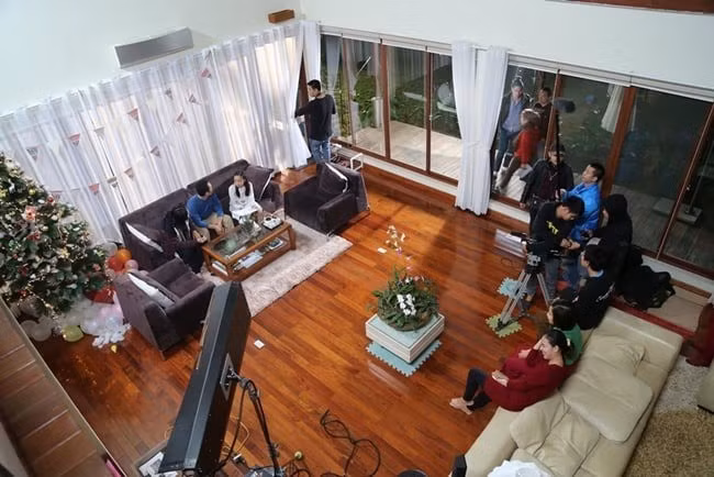 Bên trong, ngôi nhà được thiết kế theo phong cách mở, sử dụng hệ thống kính bao quanh nhằm tận dụng tối đa ánh sáng tự nhiên. Các không gian như phòng khách và phòng bếp được bài trí với nội thất đơn giản nhưng hiện đại, tinh tế và sang trọng, mang lại cảm giác ấm cúng mà vẫn đậm chất thẩm mỹ