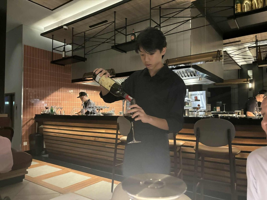 Trong thời gian thực tập tại nhà hàng, Subeo mặc đồng phục giản dị nhưng vẫn gây chú ý nhờ sự tập trung cao độ vào công việc cuong-3-4301.jpg