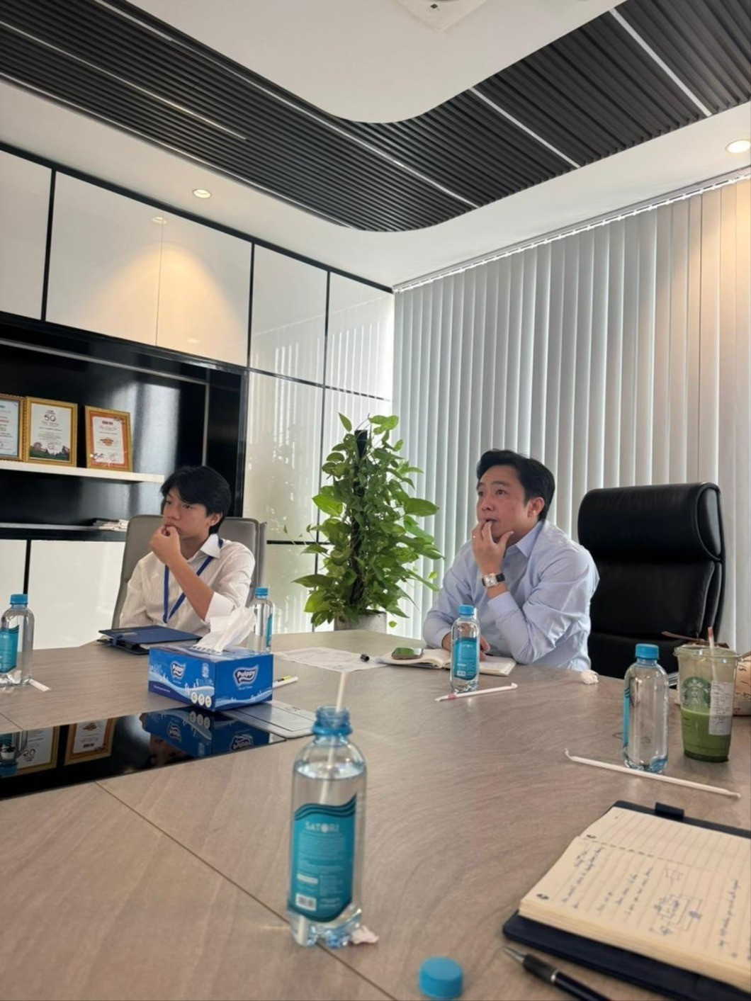 Bức ảnh gây sốt khi ghi lại dáng ngồi và phong thái "bản sao y chang bản chính" của Cường Đô La và Subeo cuong-4-8228.jpg