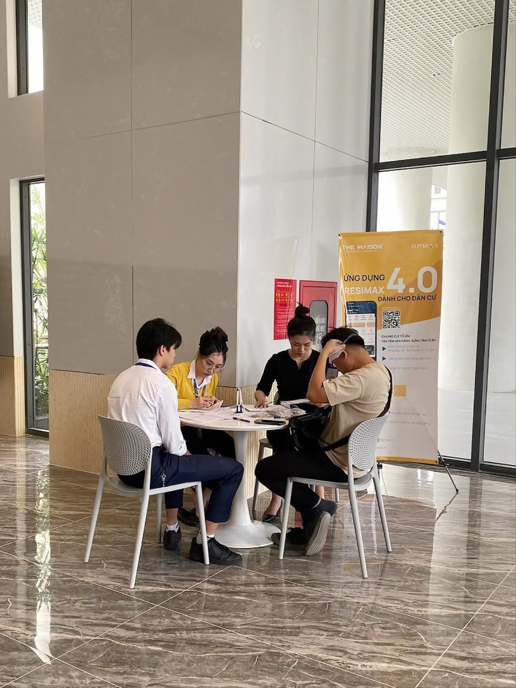 Dưới bài viết, đông đảo khán giả bình luận thể hiện sự ngưỡng mộ cách giáo dục con của Cường Đô La và khen ngợi phong thái làm việc của Subeo (áo sơ mi trắng) cuong-dola-subeo-4-1754620710-6828.jpg