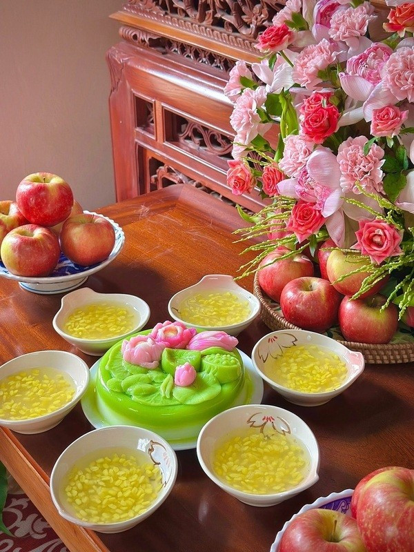 Bên cạnh đó, chị Ngọc còn chuẩn bị mâm lễ ngọt gồm: Thạch hoa sen và chè hoa cau vô cùng đẹp mắt che-ngot-1.jpg