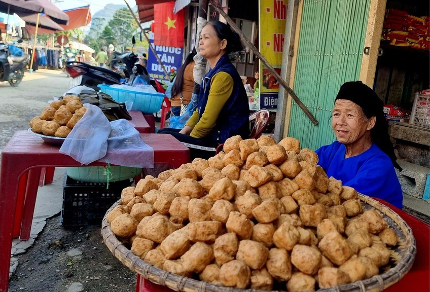 Chợ phiên không chỉ là nơi mua bán hàng hóa mà còn là không gian văn hóa đặc sắc, nơi các dân tộc như Tày, Nùng, Mông, Dao gặp gỡ, giao lưu cho-1.jpg