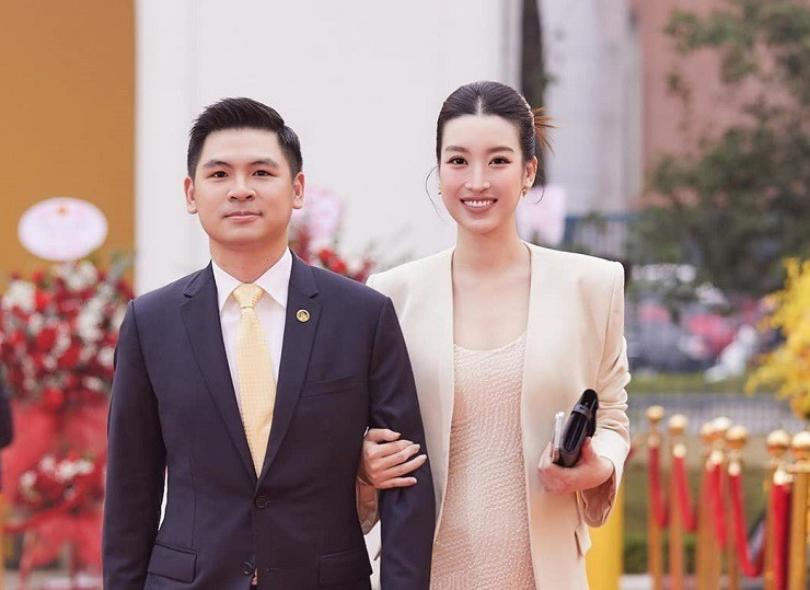 chong-hoa-hau-do-my-linh-gia-nha.jpg
