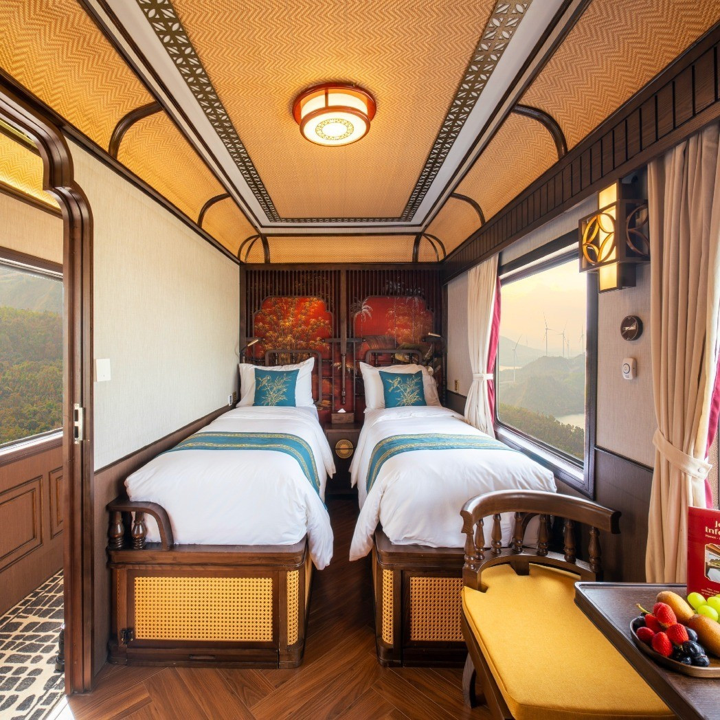 Cabin đôi được thiết kế rộng rãi, tinh tế với hai giường đơn. Không gian sử dụng tông màu ấm, nội thất gỗ thanh lịch, cùng cửa sổ lớn mở ra khung cảnh thiên nhiên thơ mộng Cabin đôi được thiết kế rộng rãi, tinh tế với hai giường đơn. Không gian sử dụng tông màu ấm, nội thất gỗ thanh lịch, cùng cửa sổ lớn mở ra khung cảnh thiên nhiên thơ mộng