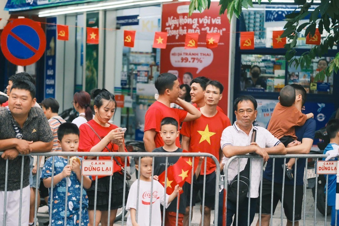 Những ngày gần tới Đại lễ 2/9, các con đường từ phố lớn đến ngõ nhỏ đều ngập tràn sắc màu cờ Tổ quốc Những ngày gần tới Đại lễ 2/9, các con đường từ phố lớn đến ngõ nhỏ đều ngập tràn sắc màu cờ Tổ quốc