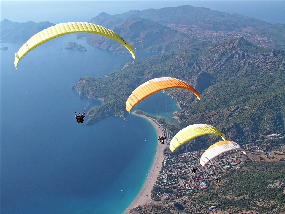 paragliding-1219990.jpg