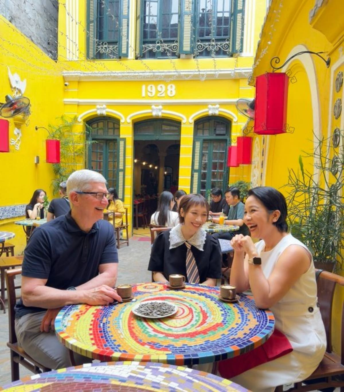 Trước đó, vào ngày 15/4, Tim Cook cũng ghé thăm Madame Hien Hanoi trong chuyến thăm Việt Nam, để thưởng thức cà phê trứng tim-2.jpg