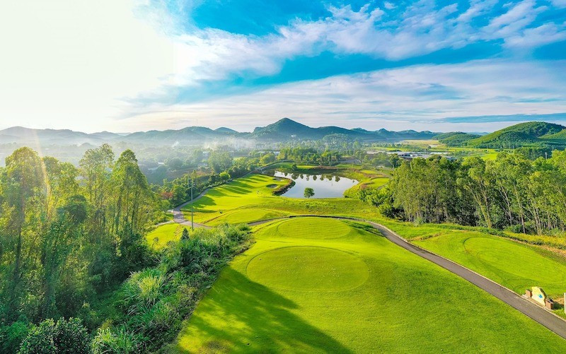 Golf không còn là sân chơi riêng của giới thượng lưu mà dần trở thành lựa chọn mới mẻ của thế hệ Millennials và Gen Z du-lich-golf.jpg