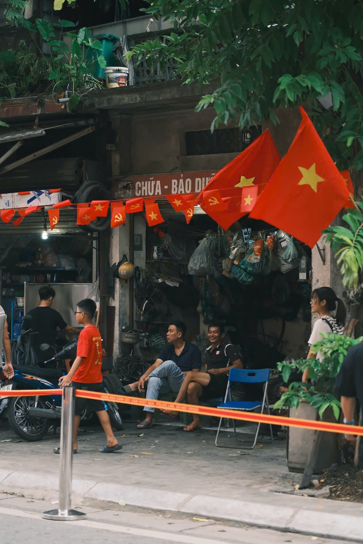 Nhiều người cho biết, họ đã đến đây từ sáng sớm để được chứng kiến những khoảnh khắc đặc biệt 10.jpg