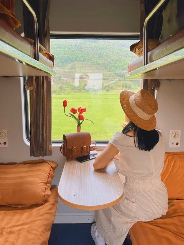 Hành khách trên tàu có thể vừa ngắm cảnh dọc đường, vừa lưu lại những bức ảnh đẹp