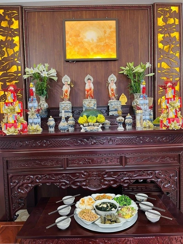 Không chỉ là sự thành tâm trong từng nghi lễ, mà qua đó, chị còn lan toả thông điệp tri ân các bậc tiền nhân mà còn ước nguyện cho hòa bình thế giới, cho sự bình an đến với tất cả mọi người. Bài chia sẻ giản dị mà ấm áp của chị trên mạng xã hội đã chạm đến trái tim nhiều người, nhắc nhớ về ý nghĩa sâu sắc của mùa Phật Đản – mùa của lòng từ bi, tỉnh thức và tri ân mam-cung-1.jpg