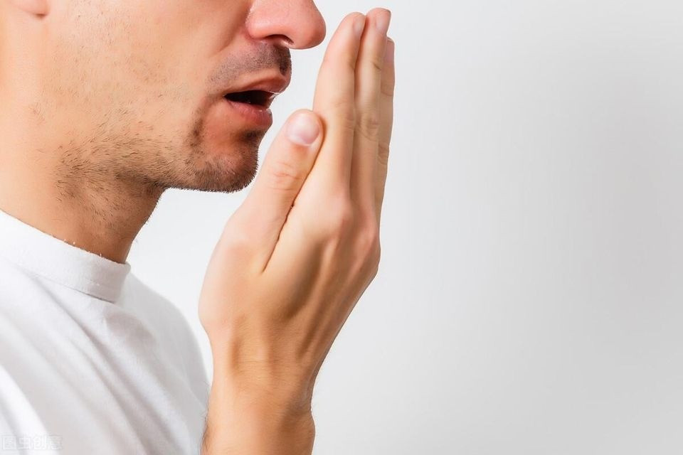 Hôi miệng (hơi thở có mùi) có thể là một triệu chứng của suy thận, đặc biệt là khi thận không lọc được chất thải, dẫn đến tích tụ urê và amoniac trong máu, gây ra mùi hôi đặc trưng hoi-tho-co-mui.jpg