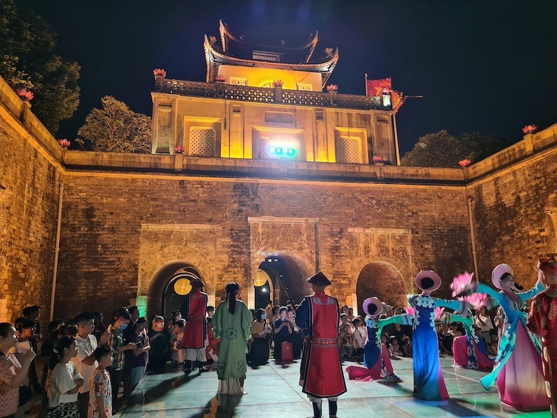 Tour thu hút rất nhiều du khách mỗi dịp cuối tuần đến Hoàng Thành Thăng Long thang-long-8742.jpg