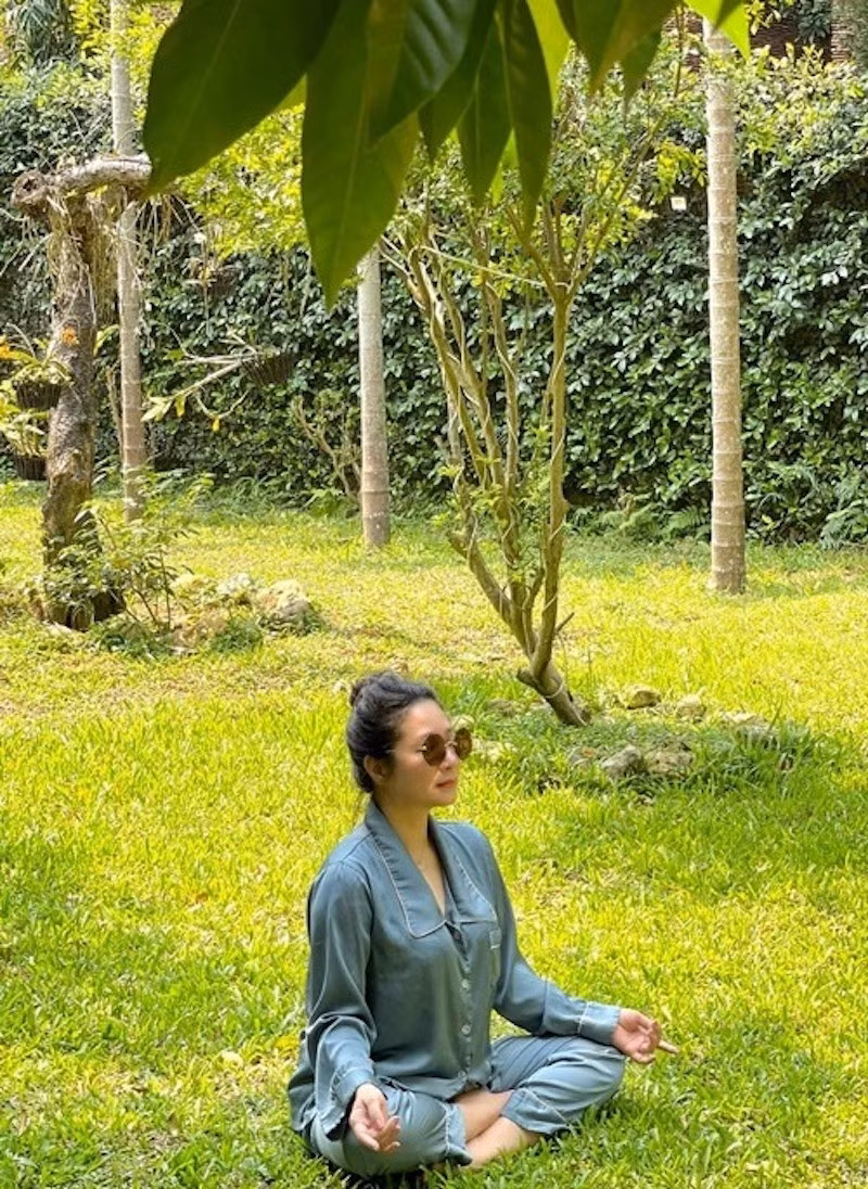 Thanh Thanh Hiền tận hưởng khoảnh khắc thư giãn, hoà mình vào không gian xanh mát, yên bình của khu vườn