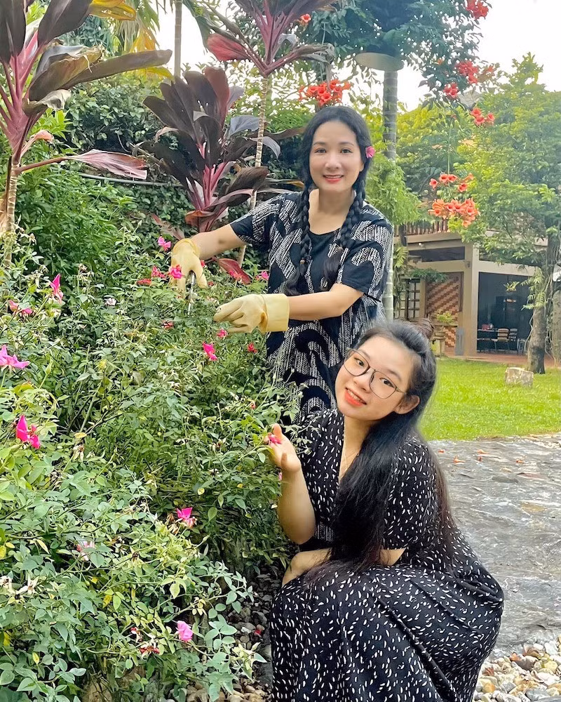 Hiện tại, khi con gái lớn đang du học xa nhà, chỉ còn lại con út bên cạnh nên đôi lúc nữ nghệ sĩ không tránh khỏi cảm giác cô đơn. Những lúc ấy, cô thường cùng con vẽ tranh, cắm hoa hay chăm sóc cây cối để tìm niềm vui và sự bình yên