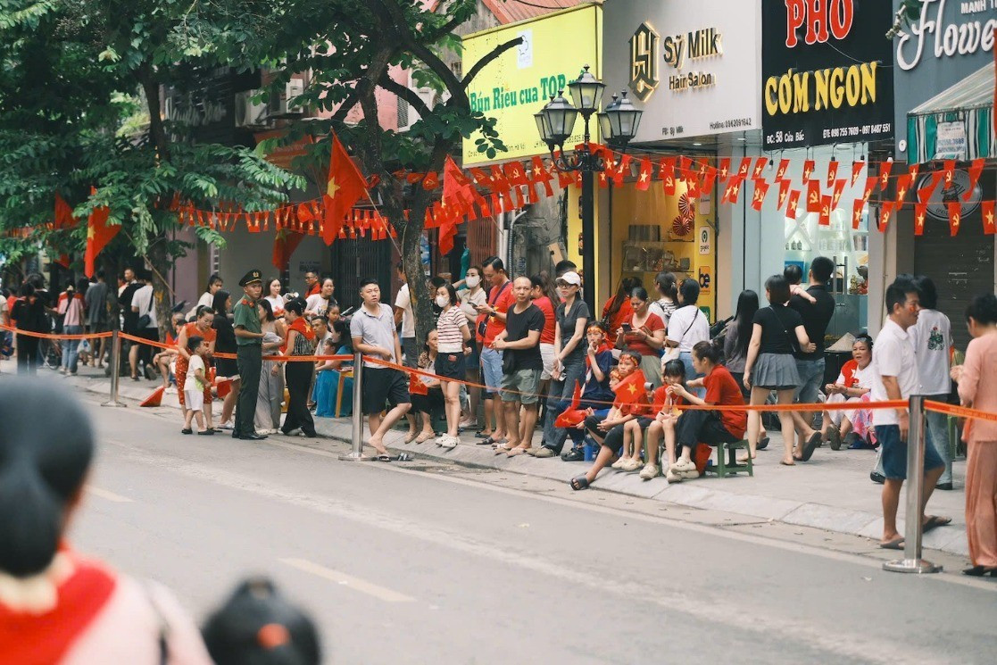 Dù chờ đợi cả ngày nhưng ai nấy đều hân hoan, rạng rỡ 12-1350.jpg