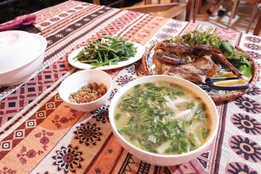 Tại các homestay ở Mù Cang Chải, du khách thường được mời thưởng thức những món ăn dân dã mà khó quên như gà đồi nướng than hồng và ngọn su su xanh mướt thiet-ke-chua-co-ten.jpg