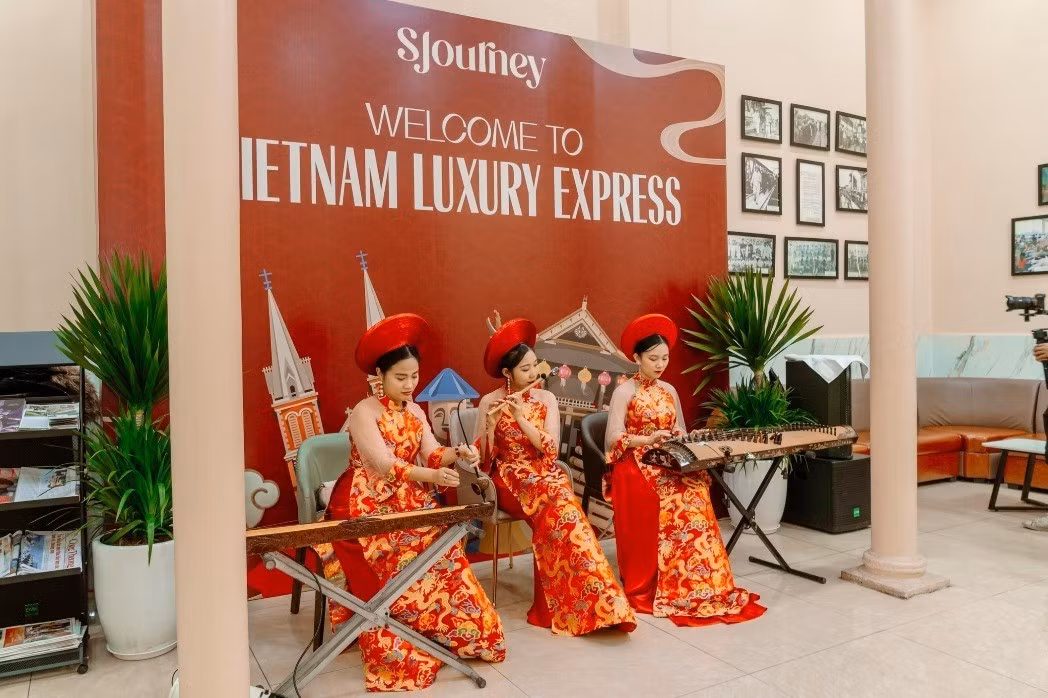 Du khách thưởng thức âm nhạc trên tàu