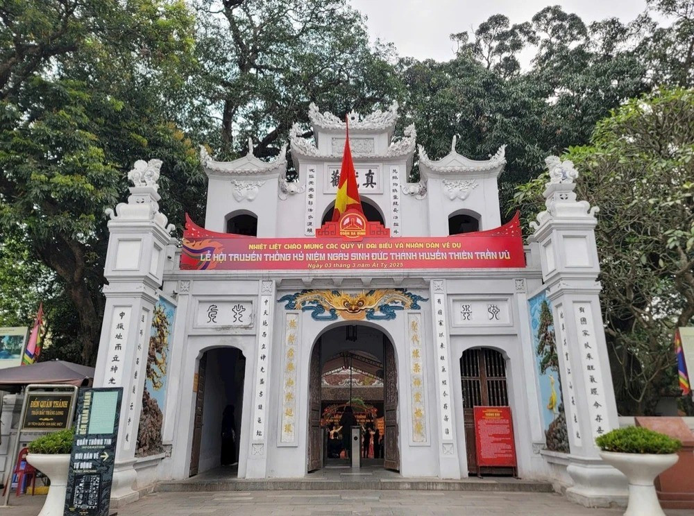 Cổng đền Quán Thánh tieng-chuong-tran-vu.jpg