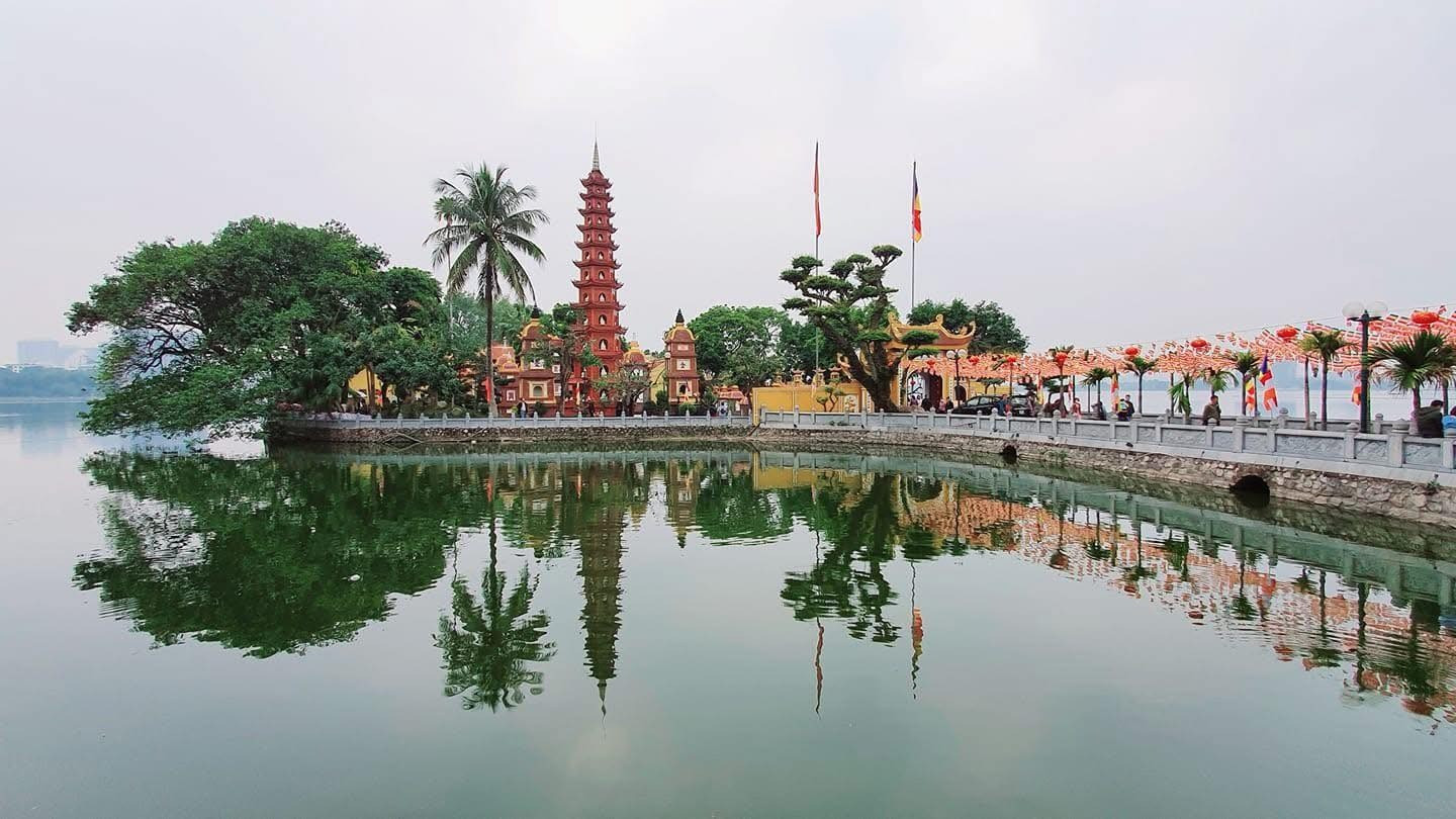 Đứng sừng sững trên hòn đảo nhỏ giữa Hồ Tây thơ mộng, chùa Trấn Quốc tựa như một đóa sen vàng rực rỡ, tỏa ngát hương trầm mặc qua bao thăng trầm lịch sử chua-tran-quoc.jpg