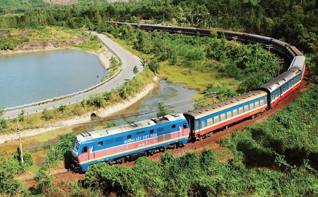 Băng qua những con đèo ngoằn ngoèo dưới chân núi non trùng điệp hay vịnh biển xanh ngắt nép mình bên những dãy núi dài bất tận, hành trình bằng tàu hỏa mang đến trải nghiệm khó quên cho bất kỳ ai tau-hoa-1.jpg