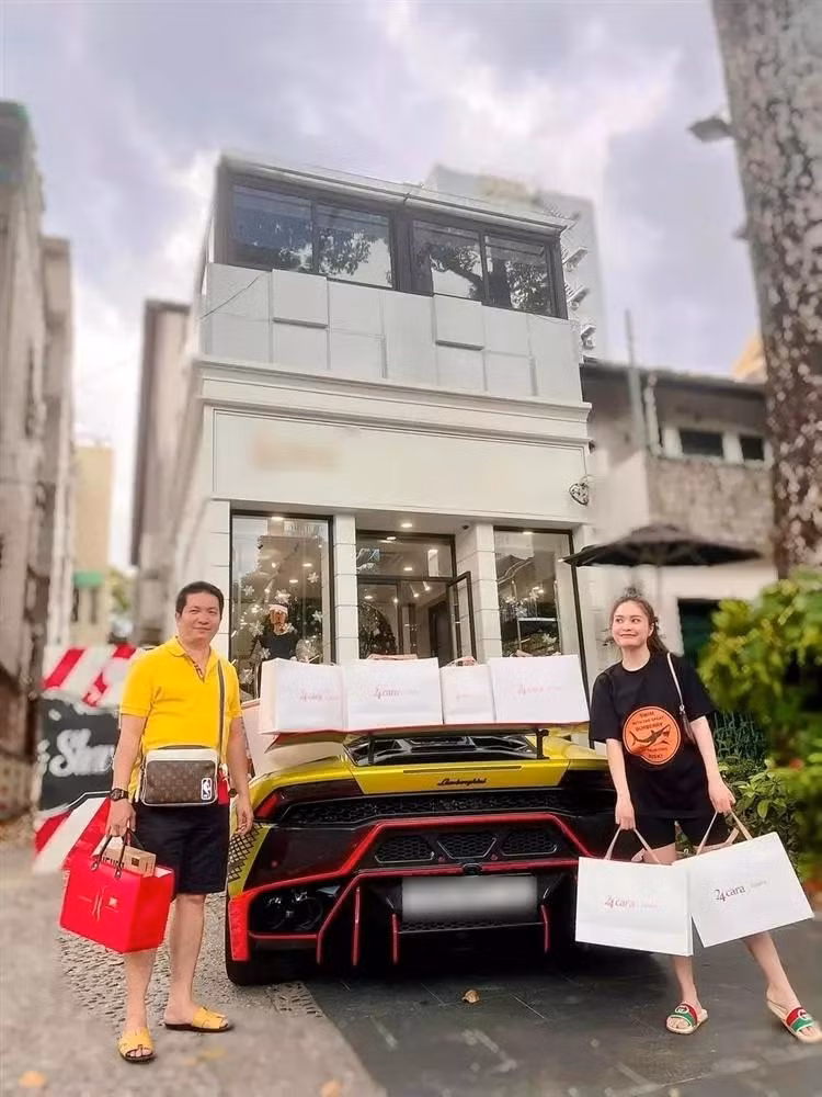 Trên mạng xã hội, vợ chồng Đoàn Di Băng thường xuyên thể hiện lối sống xa hoa